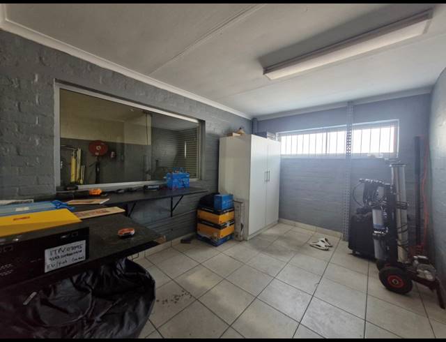 310M² WAREHOUSE TO LET IN OKAVANGO PARK